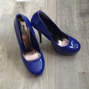 Blue pumps
